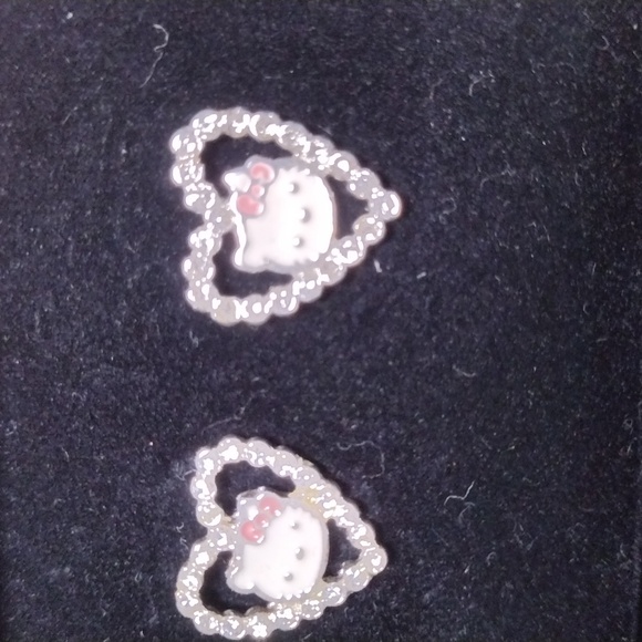 Hello Kitty Heart Stud Earrings.New - Picture 2 of 3